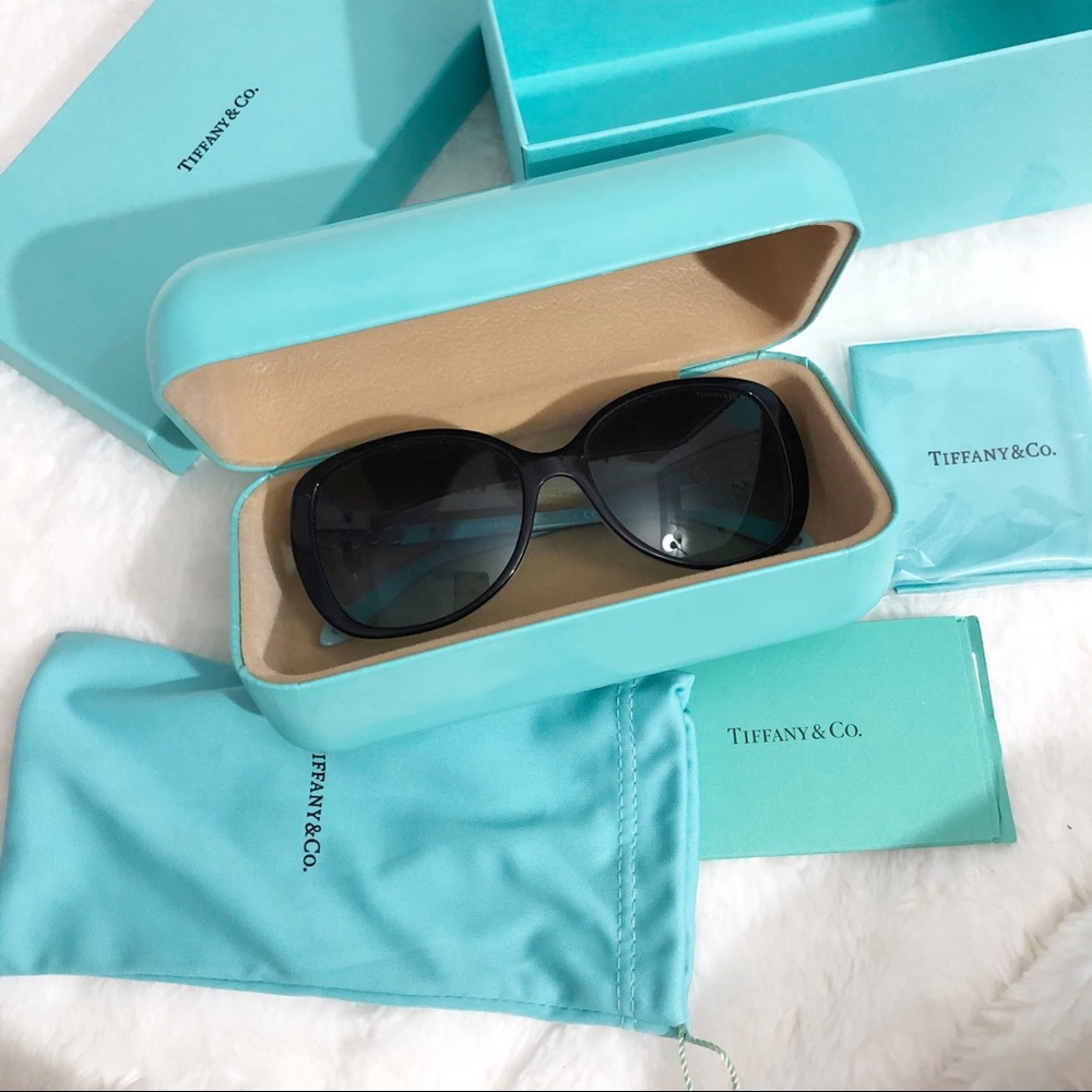 New with box. Authentic. Beautiful color.